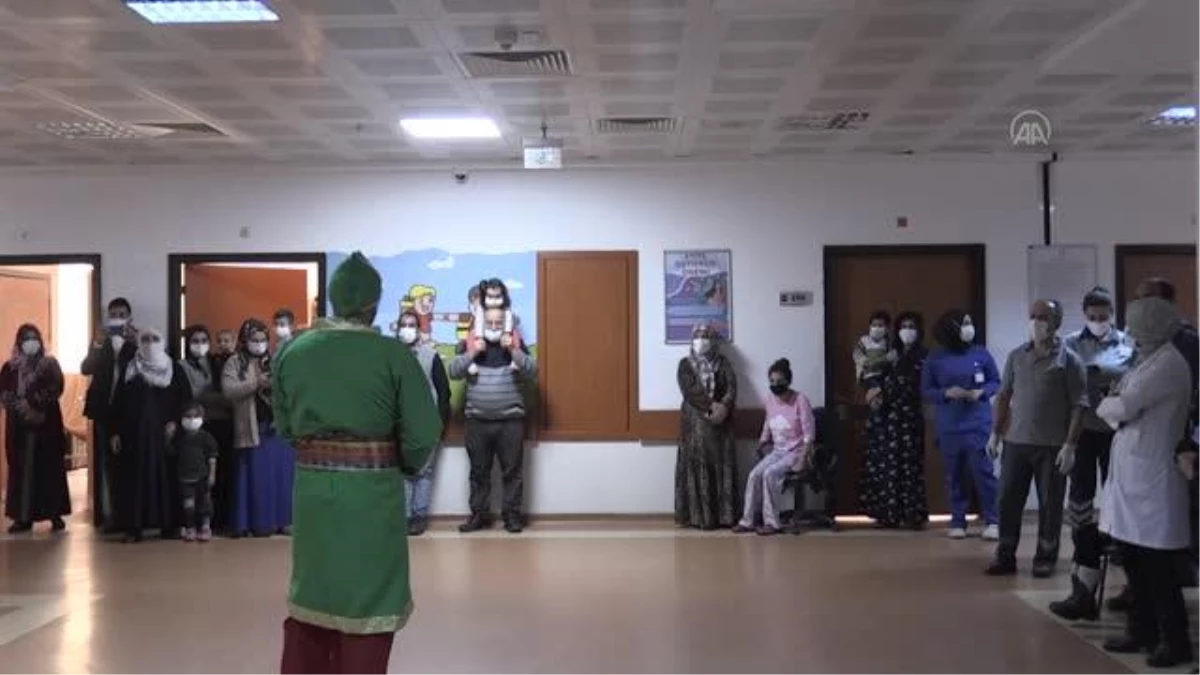 Hastanede tedavi gören çocuklar için tiyatro etkinliği