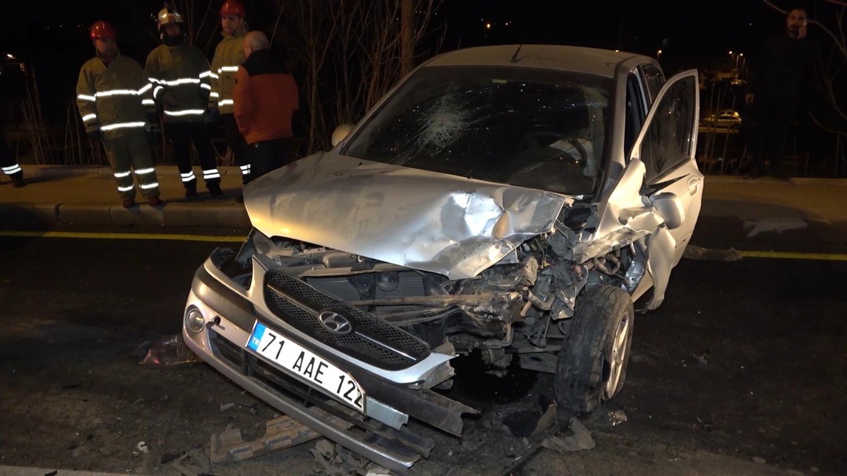 İki otomobil kafa kafaya çarpıştı: 7 yaralı