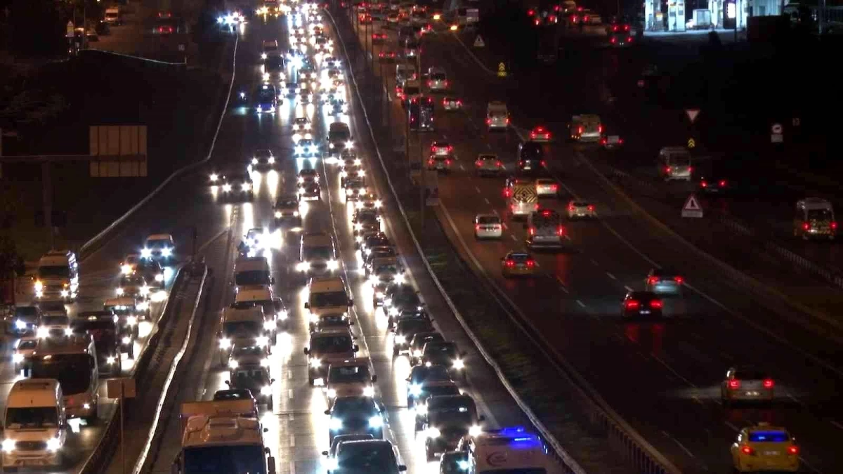 İstanbul\'da haftanın ilk gününde trafik yüzde 50\'ye ulaştı