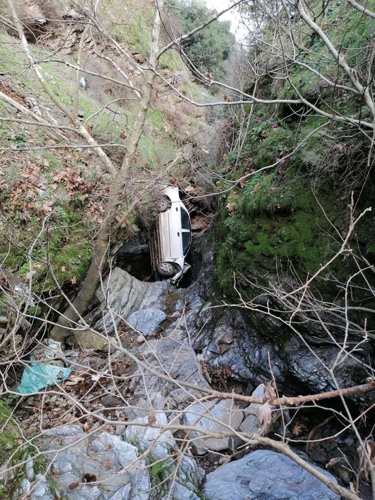 Manisa\'da otomobil dere yatağına uçtu: 1 yaralı