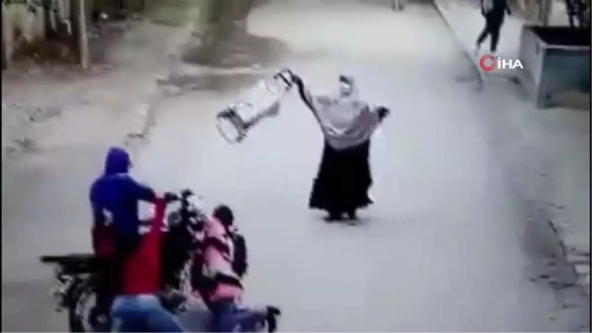 Motosikletli kapkaççı iki kız öğrenciyi sürükledi, bir kadına çarptı