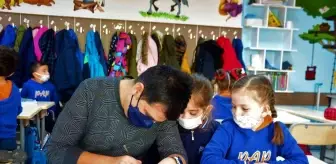 Öğretmen masasını ortadan kaldırdı: 'Öğrencilerle aramda duvar gibiydi'