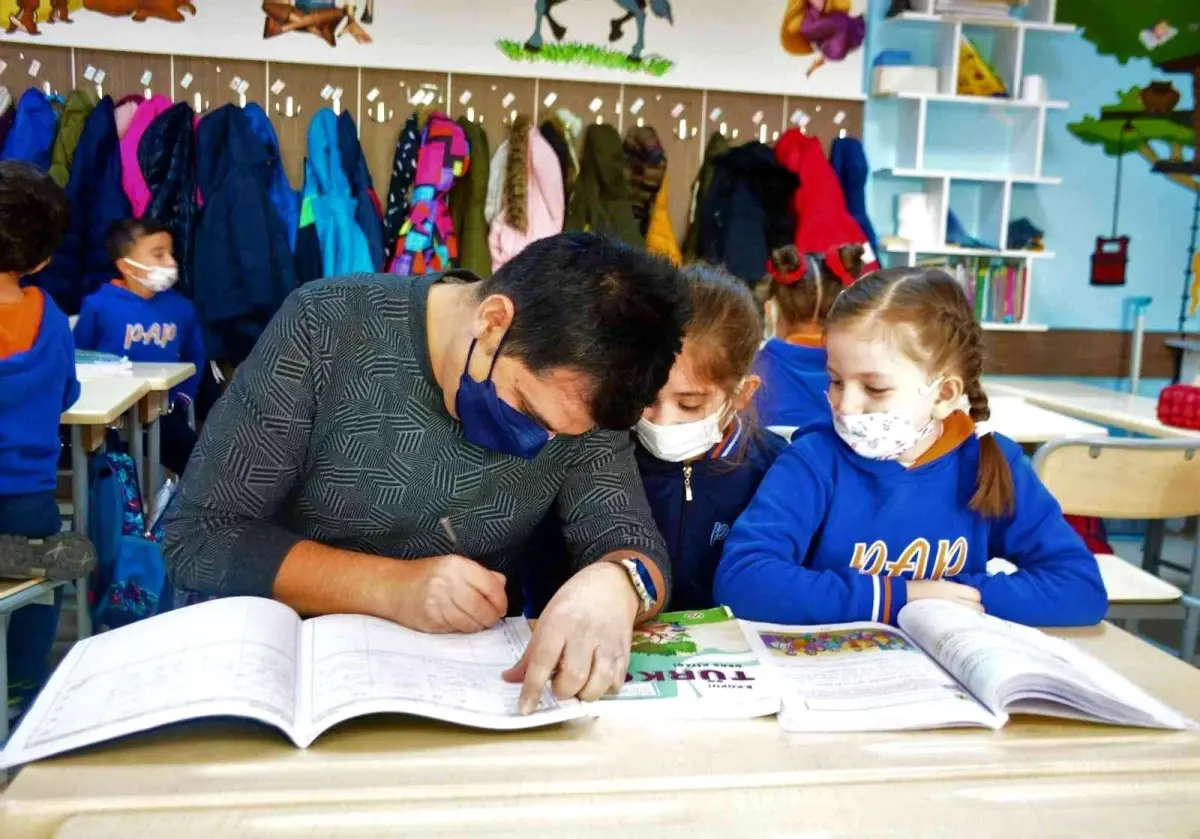 Öğretmen masasını ortadan kaldırdı: "Öğrencilerle aramda duvar gibiydi"