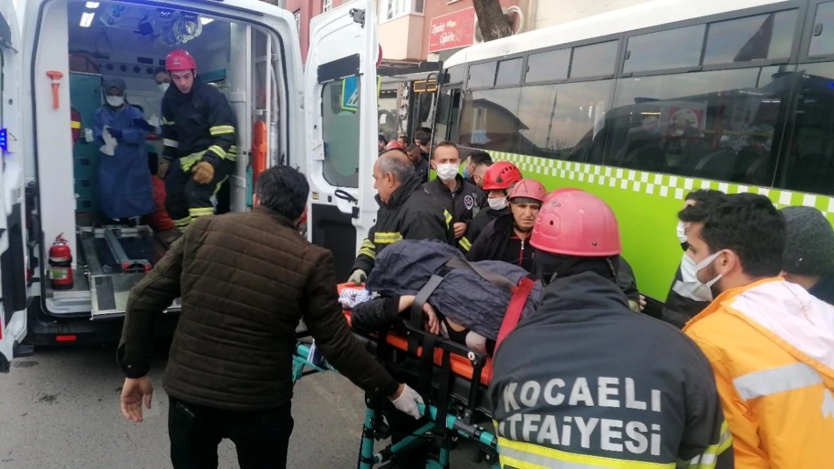 Otobüs durağa çarptı, bekleyen yolcular altında kaldı: 3 yaralı