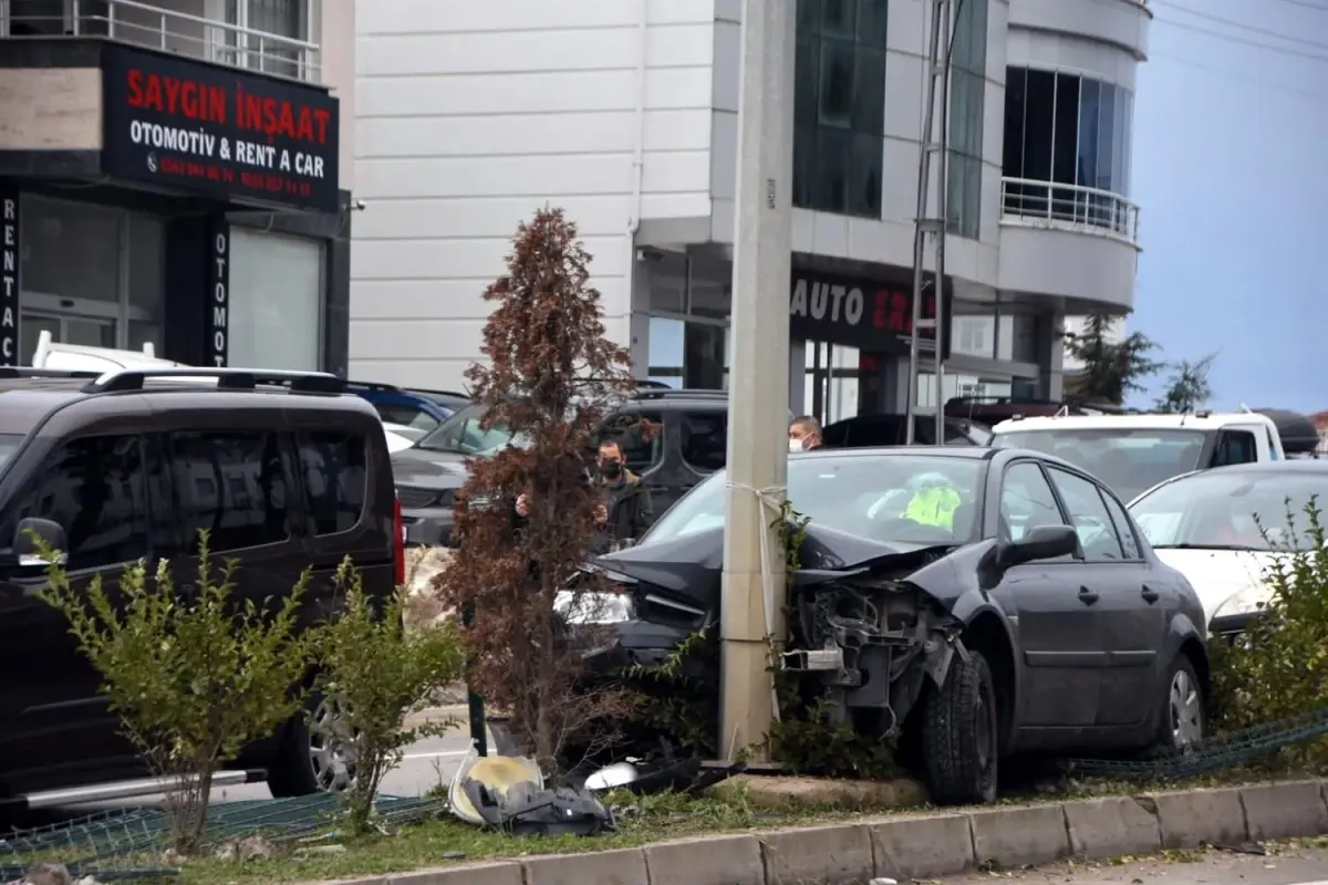 Otomobil elektrik direğine çarptı: 1 yaralı