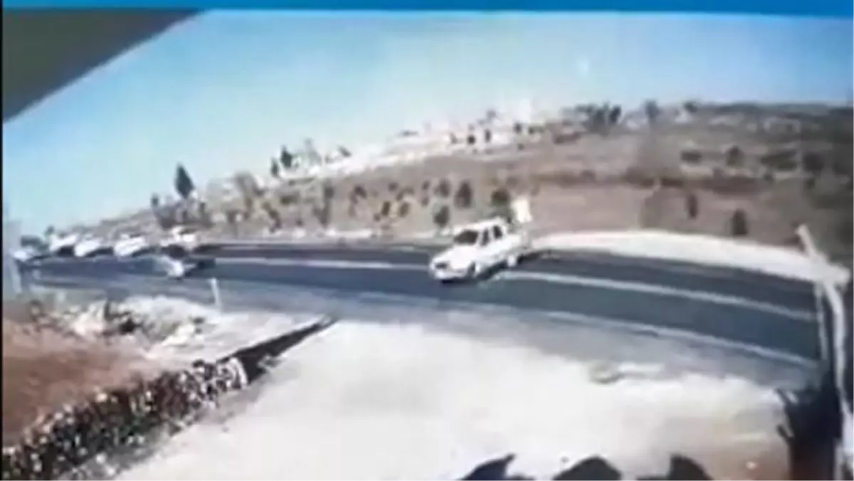 OTOMOBİLLERİN ÇARPIŞTIĞI KAZA, GÜVENLİK KAMERASINDA