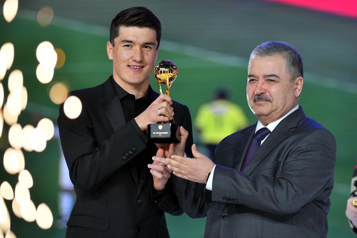 Roma\'da forma giyen Shomurodov, Özbekistan\'da yılın futbolcusu oldu