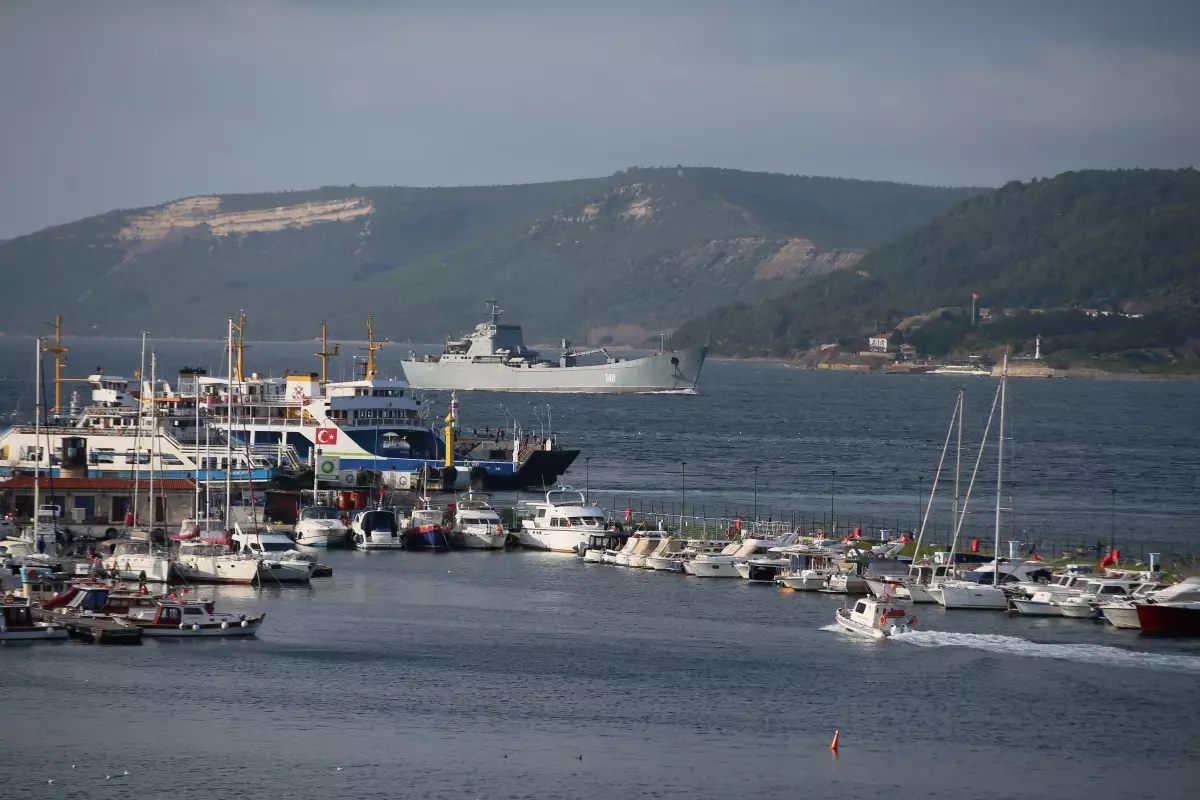 Son dakika! Rus askeri gemisi Çanakkale Boğazı\'ndan geçti