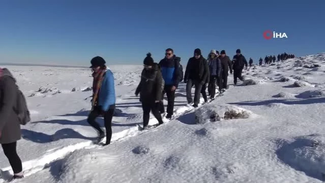Son dakika: Sarıkamış şehitlerini anmak için 1910 rakımlı karla kaplı Karacadağ'a çıktılar