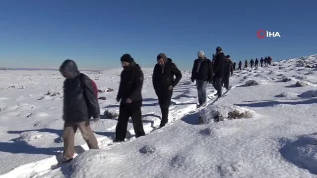 Son dakika: Sarıkamış şehitlerini anmak için 1910 rakımlı karla kaplı Karacadağ'a çıktılar