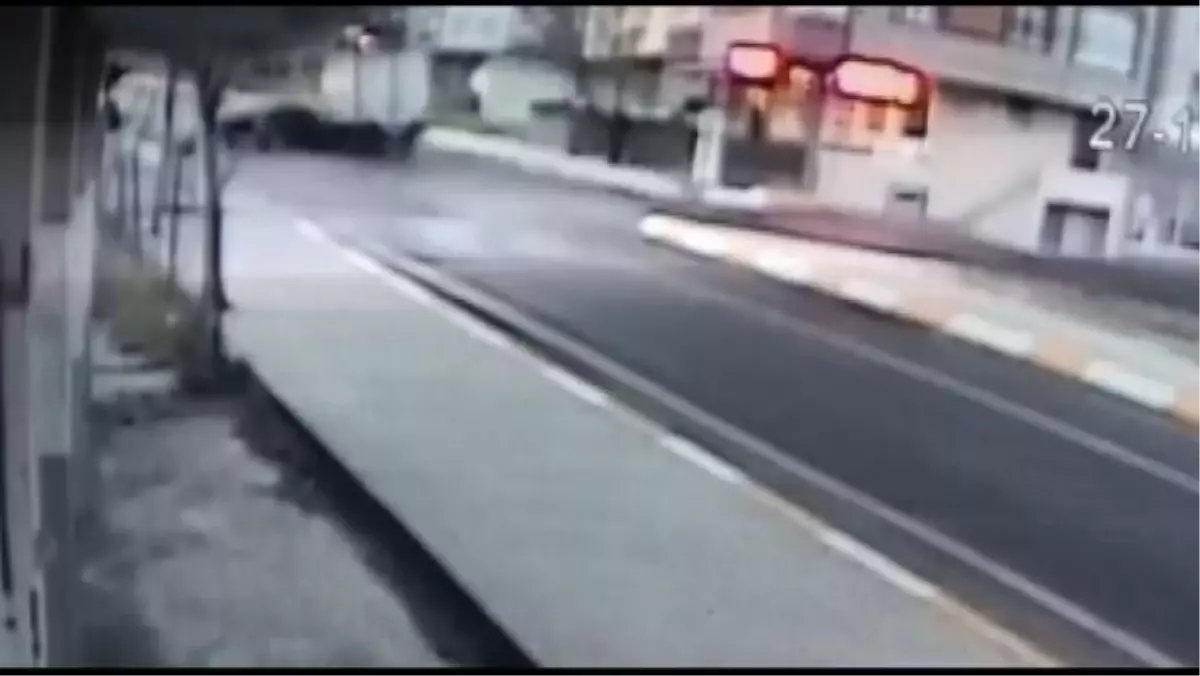 Son Dakika | SULTANBEYLİ\'DE İKİ ARACIN KAFA KAFAYA ÇARPIŞTIĞI KAZA KAMERADA