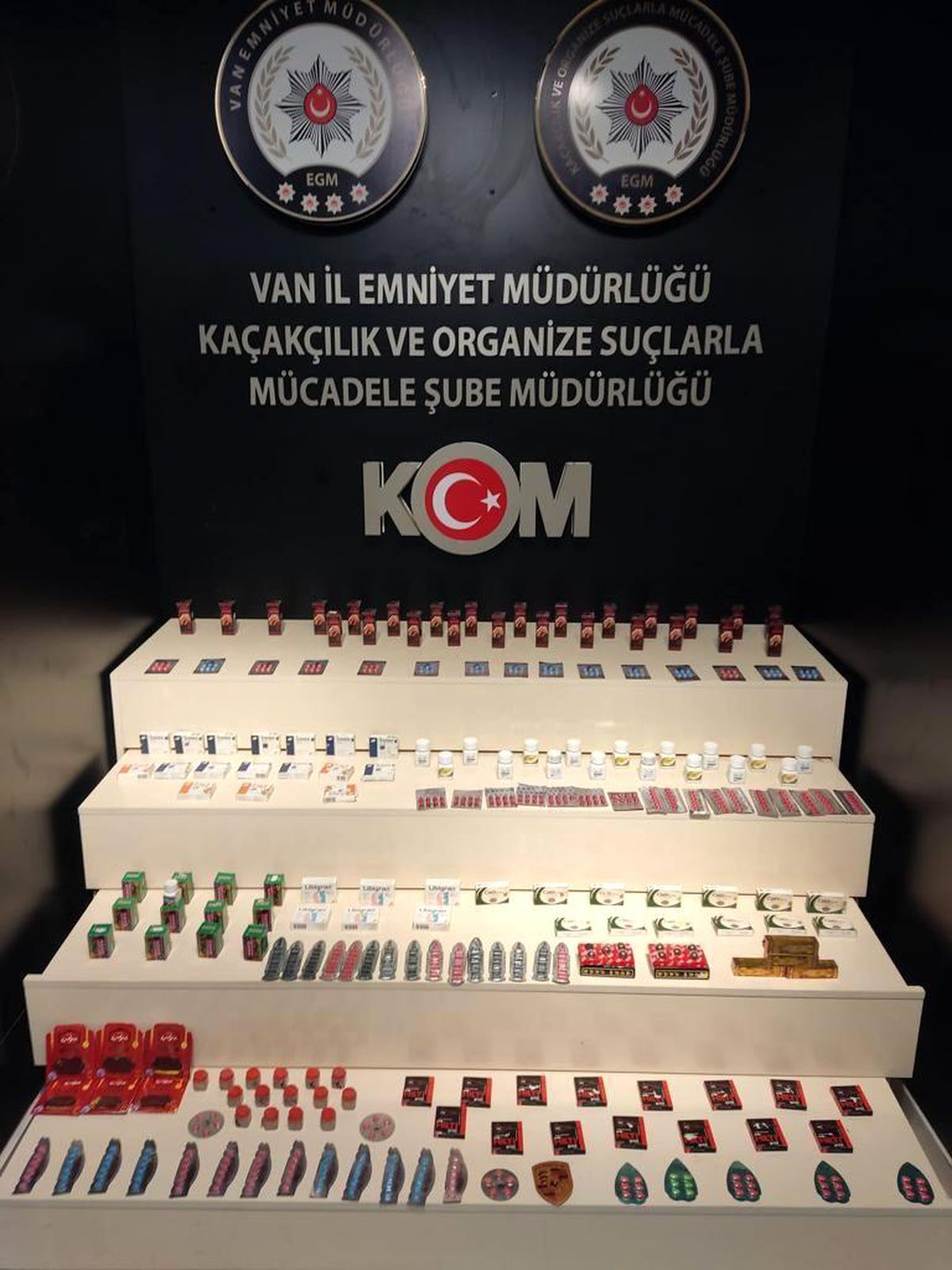 Van\'da gümrük kaçağı alkol ve sigara ele geçirildi