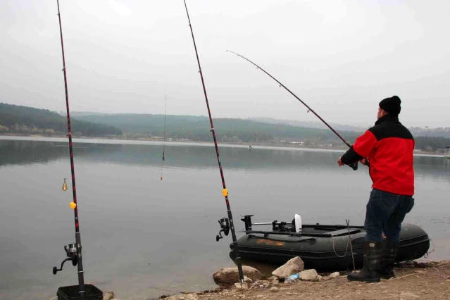 Görenler çok şaşırdı: Amatör balıkçılar oltayla 22 kiloluk dev sazan balığı yakaladı
