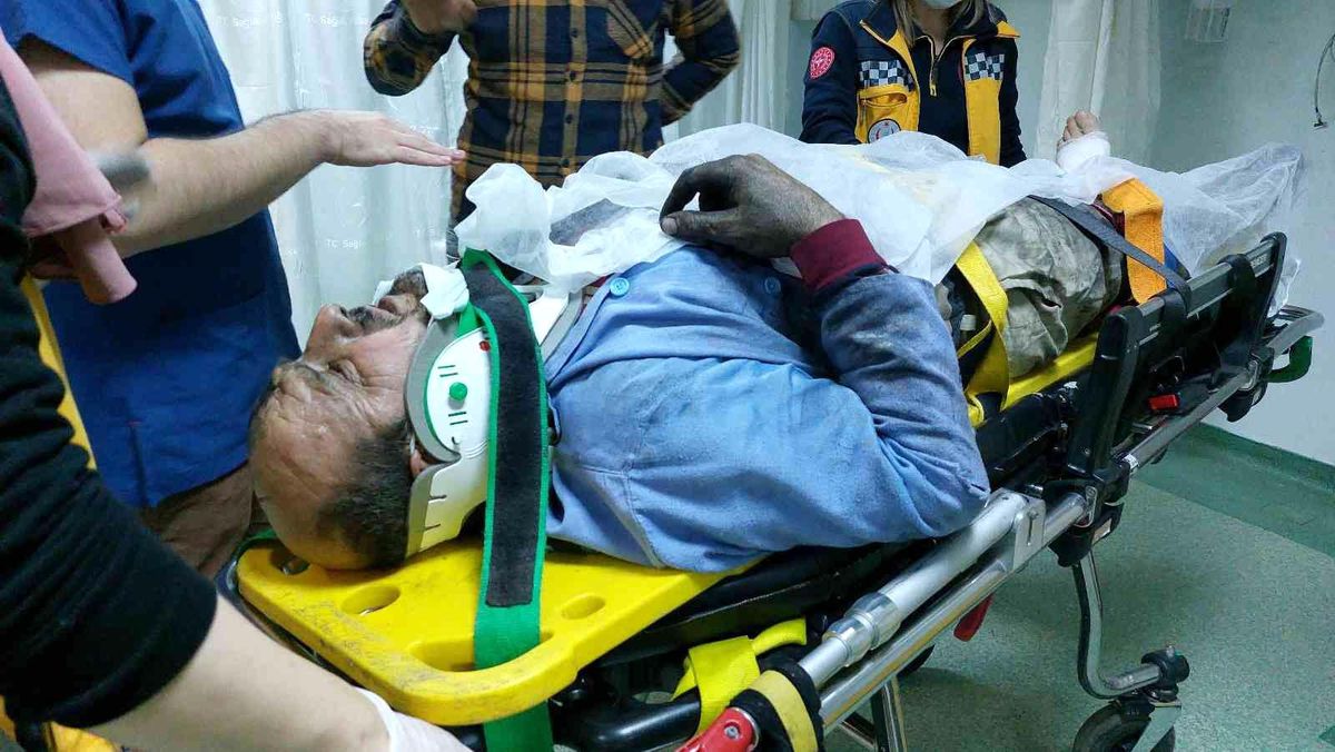 Yanan evinin çatısından düşerek hastanelik oldu