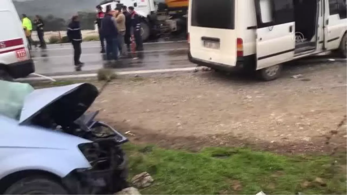 Zincirleme trafik kazasında bir kişi öldü, 4 kişi yaralandı