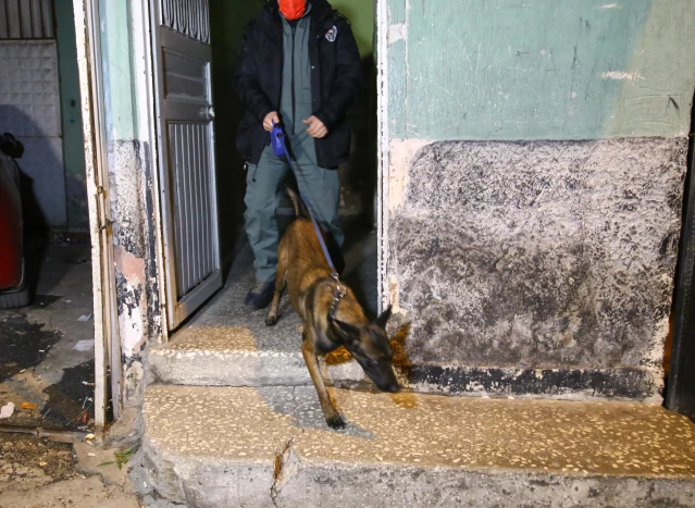 Adana'da uyuşturucu satıcılarına yönelik operasyonda 10 zanlı yakalandı