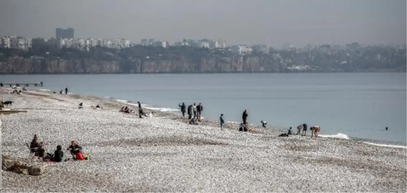 ANTALYA\'DA GÜNEŞ AÇTI, SAHİL HAREKETLENDİ