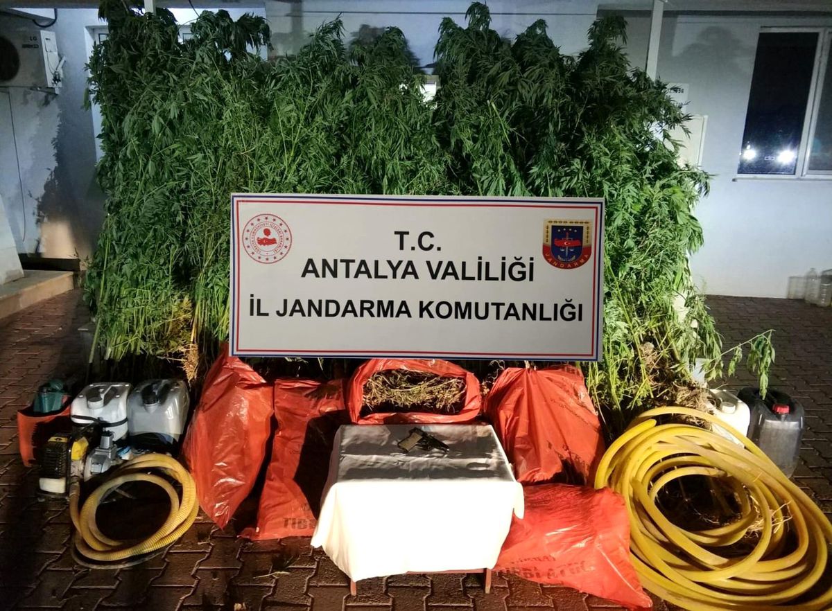 Antalya\'da uyuşturucu tacirlerine darbe: 43 şüpheli tutuklandı