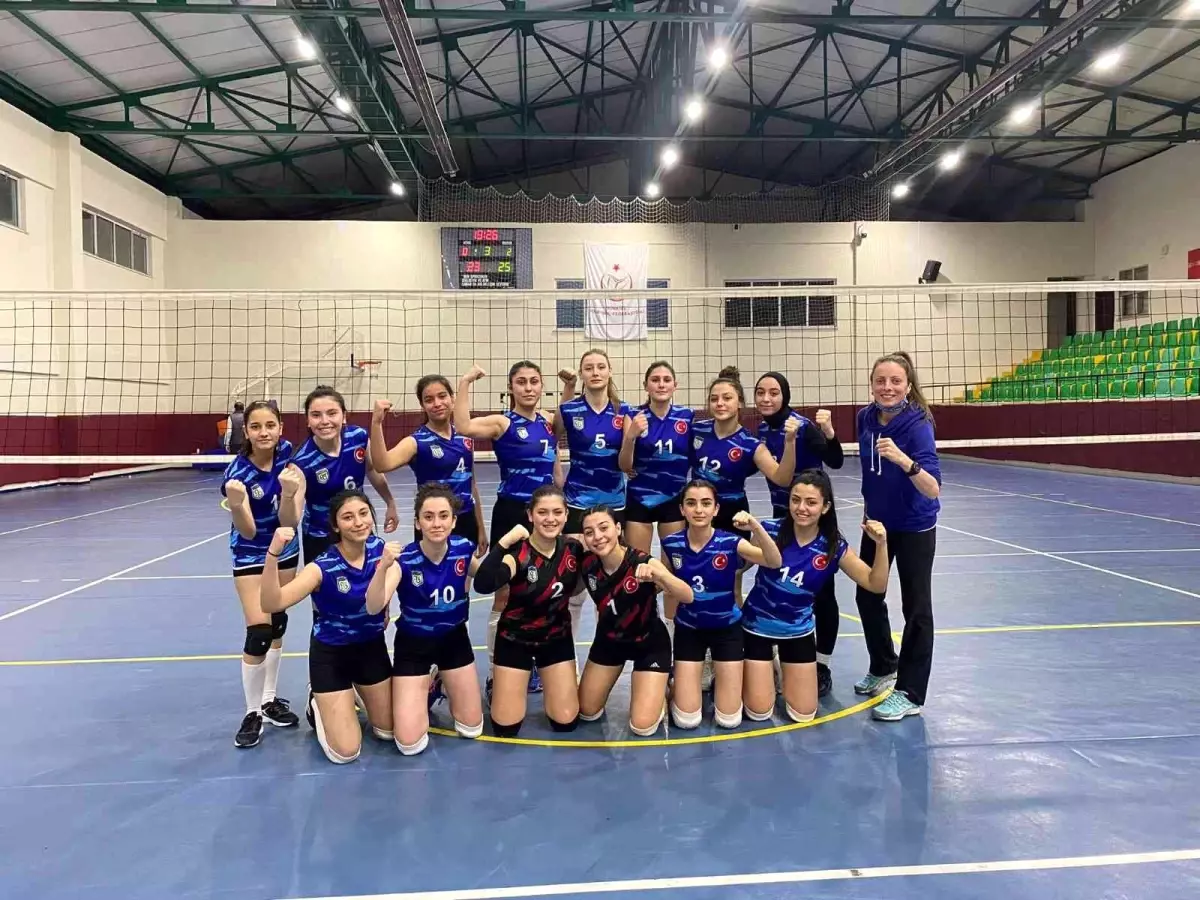 Arnavutköy\'de Genç Kızlar Voleybol Takımı\'ndan bir galibiyet daha