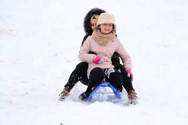 Başkentliler karın tadını kızaklarla kayarak çıkardı