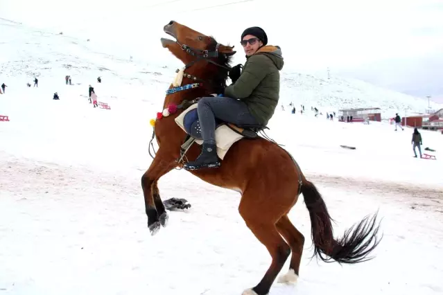 Başkentliler karın tadını kızaklarla kayarak çıkardı