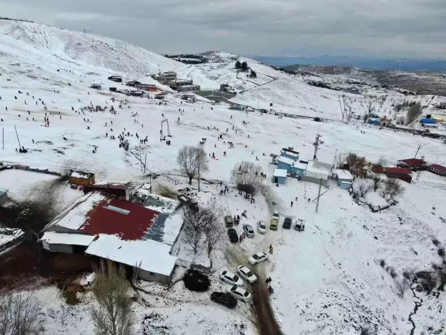 Başkentliler karın tadını kızaklarla kayarak çıkardı