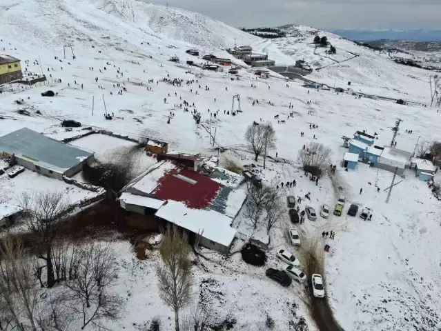 Başkentliler karın tadını kızaklarla kayarak çıkardı