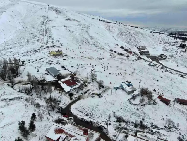 Başkentliler karın tadını kızaklarla kayarak çıkardı