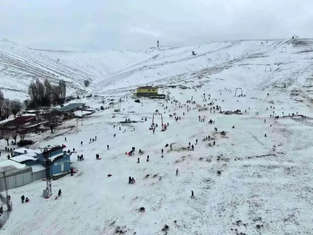 Başkentliler karın tadını kızaklarla kayarak çıkardı