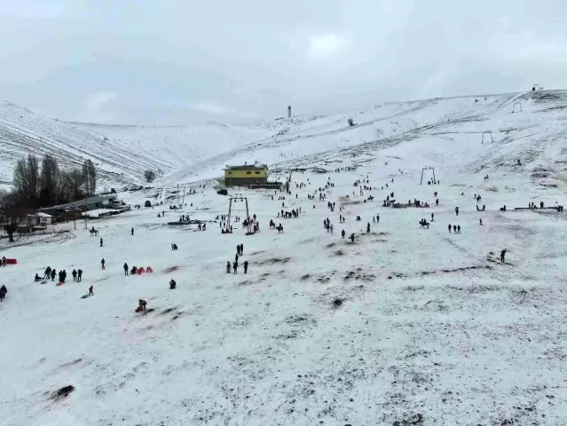 Başkentliler karın tadını kızaklarla kayarak çıkardı