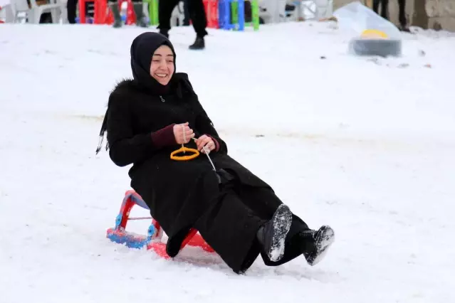 Başkentliler karın tadını kızaklarla kayarak çıkardı