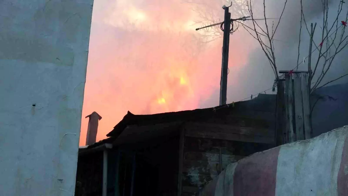 Bursa\'da 2 ev alevlere teslim oldu...Kış ortasında evsiz kaldılar
