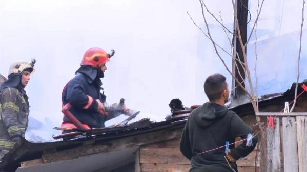 Bursa'da alevlerin 2 saatte söndürüldüğü 2 ev yandı