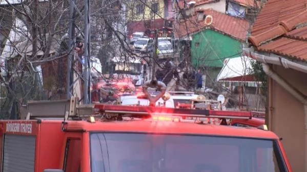 Bursa'da alevlerin 2 saatte söndürüldüğü 2 ev yandı