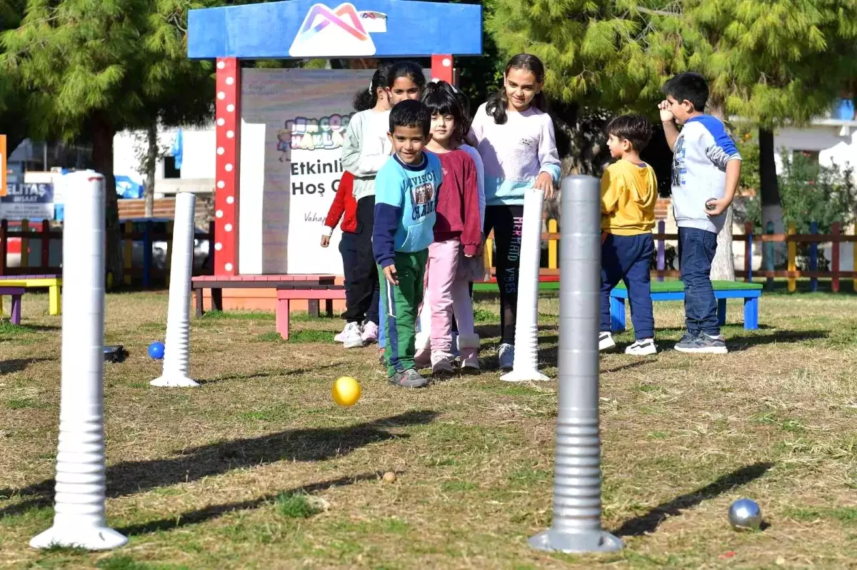 Çocuklar her pazar sahilde bocce oynuyor