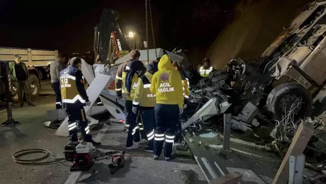 Freni patlayan tır bir evin bahçe duvarını yıkıp on metreden yola devrildi: 2 yaralı