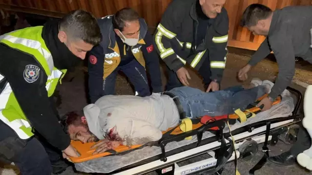 Freni patlayan tır bir evin bahçe duvarını yıkıp on metreden yola devrildi: 2 yaralı