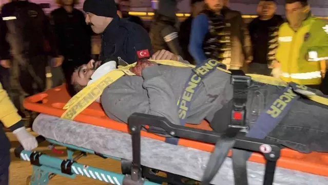 Freni patlayan tır bir evin bahçe duvarını yıkıp on metreden yola devrildi: 2 yaralı