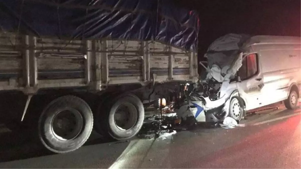 Gece vakti korkunç kaza! Önündeki kamyona çarpan minibüs sürücüsü feci şekilde can verdi