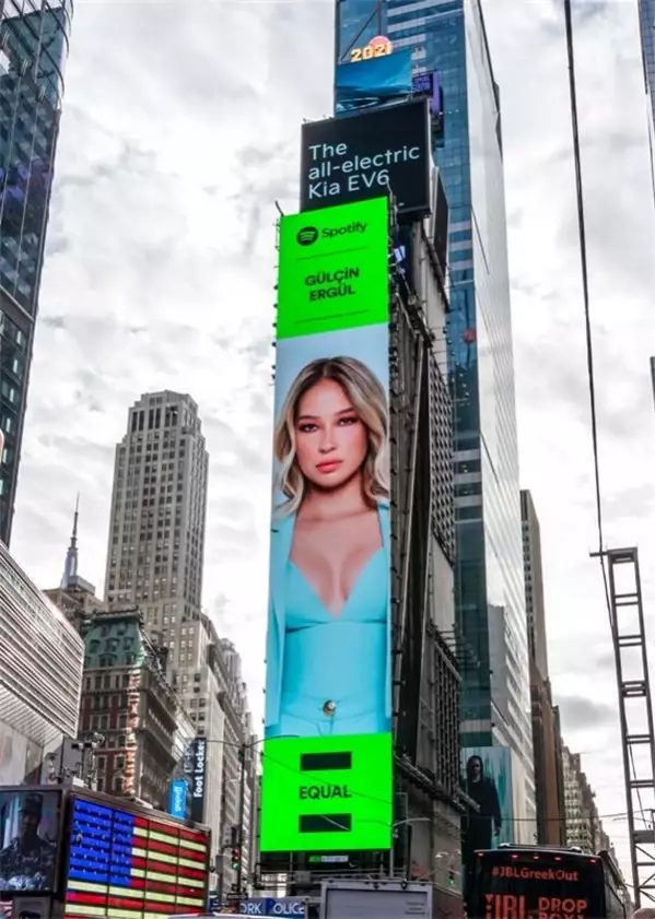 Gülçin Ergül New York Times Square'de