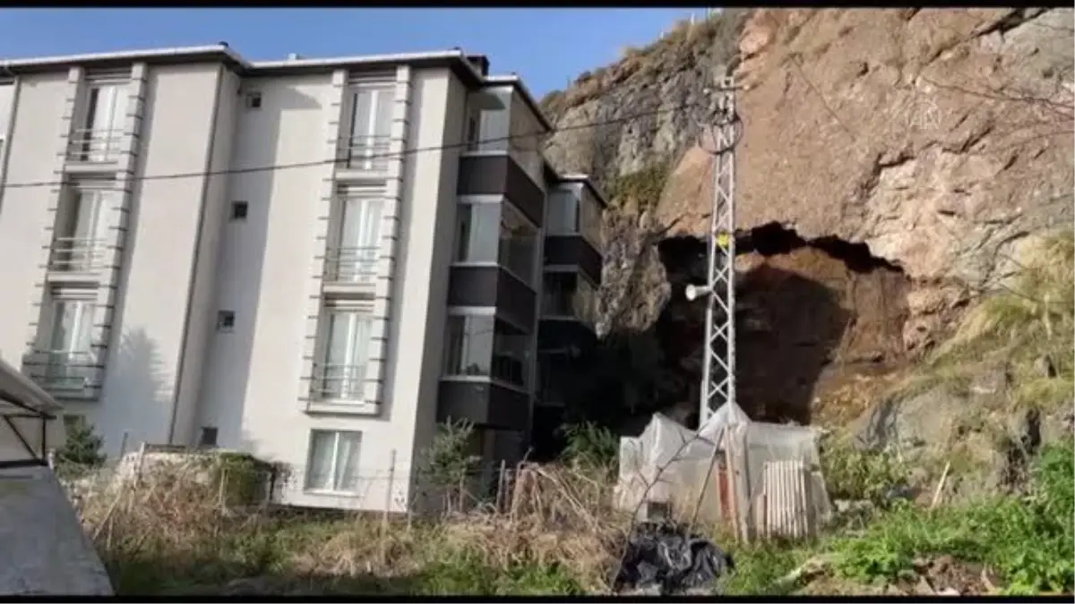 Heyelan nedeniyle 3 katlı bina boşaltıldı (2)