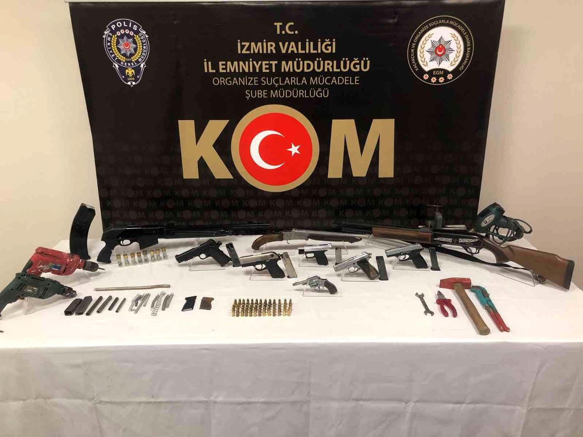 Son dakika haberi... İzmir\'de silah kaçakçılığı operasyonu: 4 gözaltı