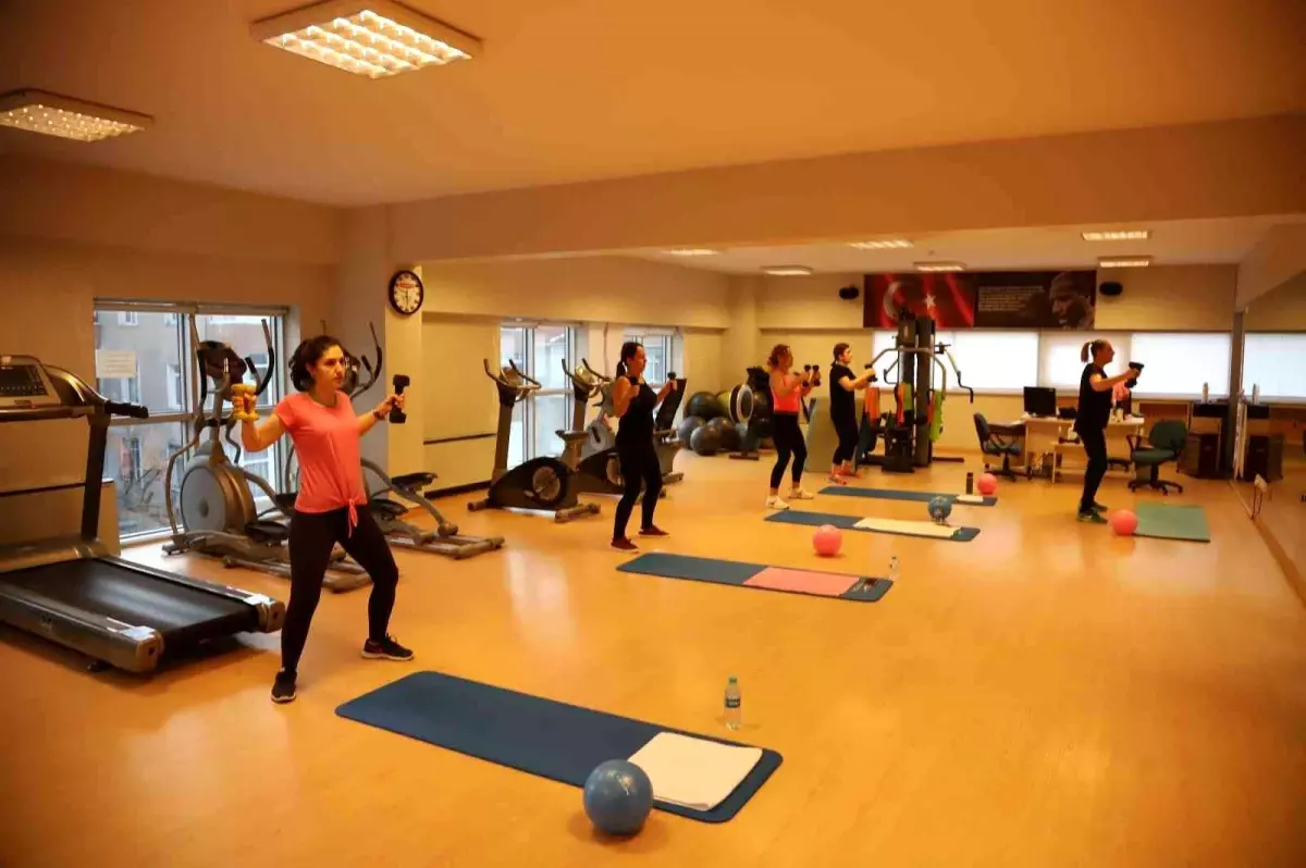 Kartal Belediyesi\'nin kadınlara yönelik pilates ve zumba eğitimleri devam ediyor