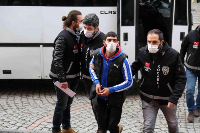 Son dakika haber! Komşularını feci şekilde öldürdükleri gerekçesiyle yargılanan 6 sanık yeniden hakim karşısında