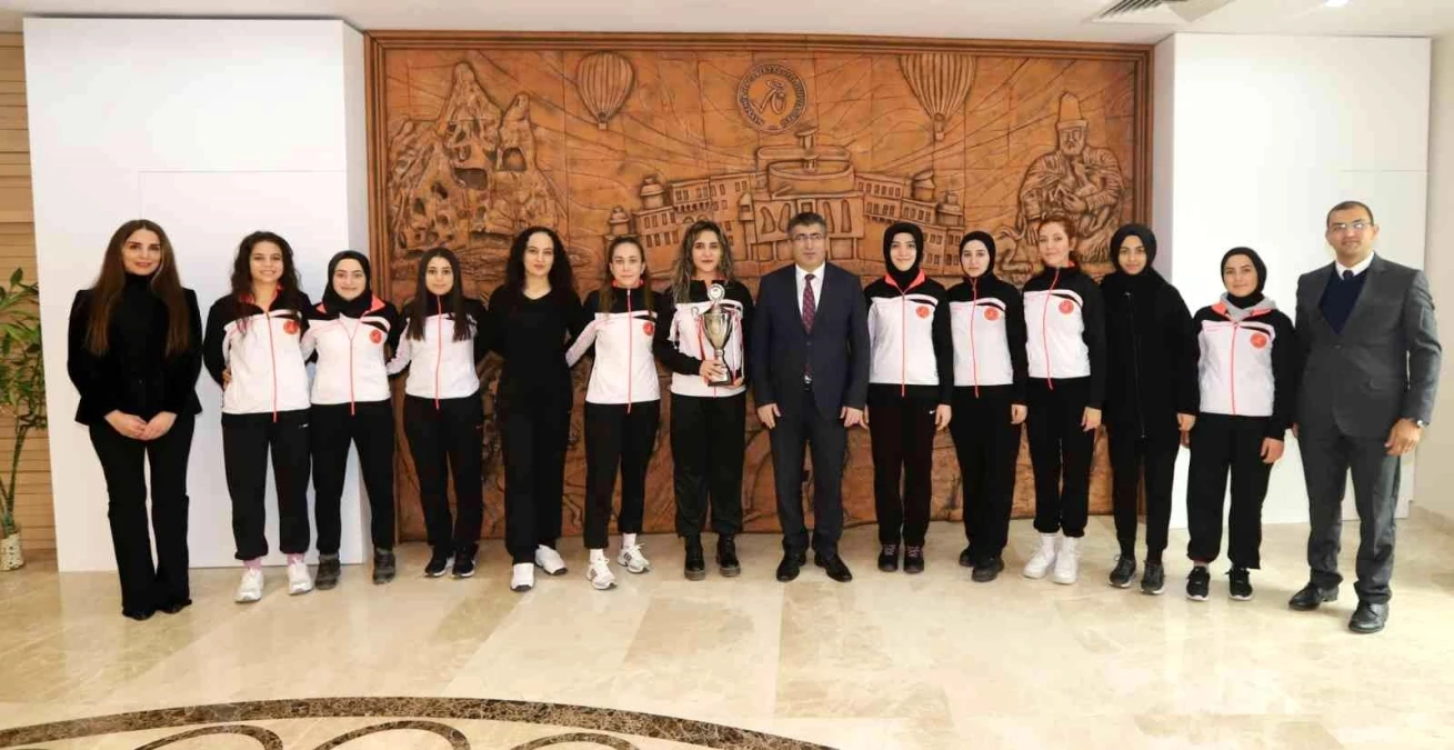 NEVÜ Kadın Basketbol Takımı\'na Teşekkür Belgesi