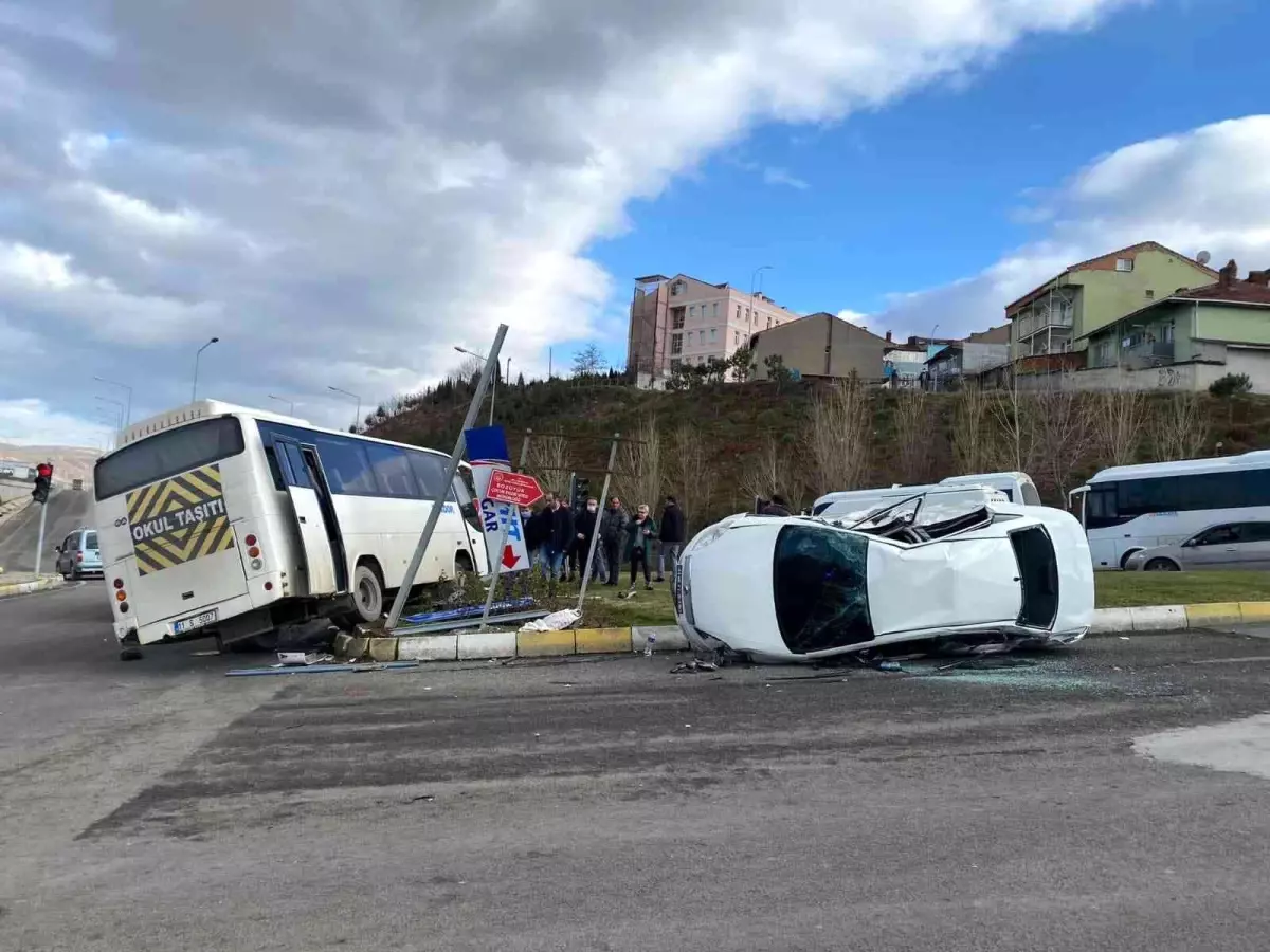 Otobüs ile otomobil çarpıştı; 2 yaralı