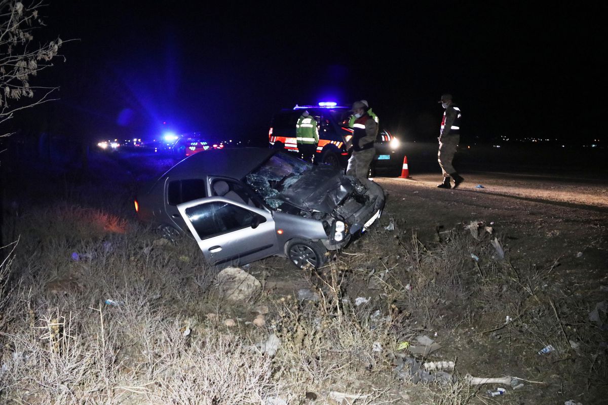 Şanlıurfa'da otomobil, kamyonetle çarpıştı 12 kişi yaralandı