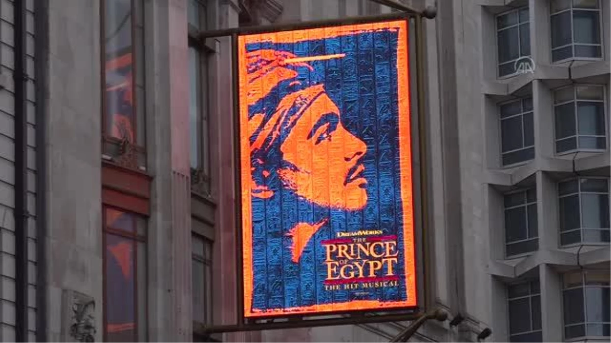 "The Prince of Egypt" müzikalini izlemek isteyenler tiyatro önünde uzun kuyruklar oluşturdu