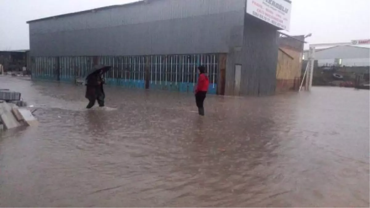 UZUNKÖPRÜ\'DE SAĞANAK; DERELER TAŞTI, YOLLAR ULAŞIMA KAPATILDI