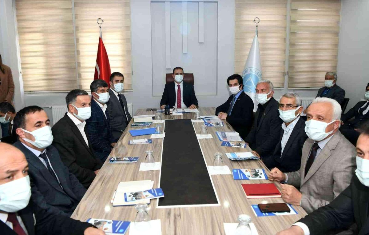 Vali Akbıyık, muhtarlarla bir araya geldi